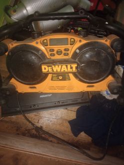 DeWalt DC011 AC/DC Radio