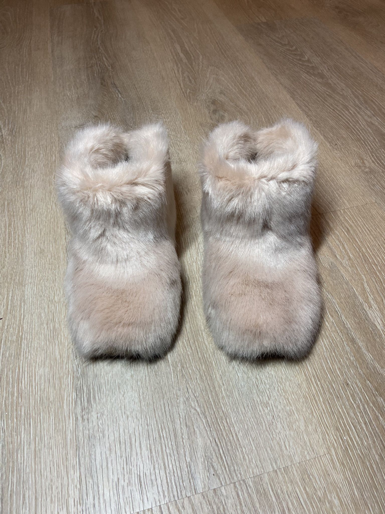 Ugg Boot/Slippers