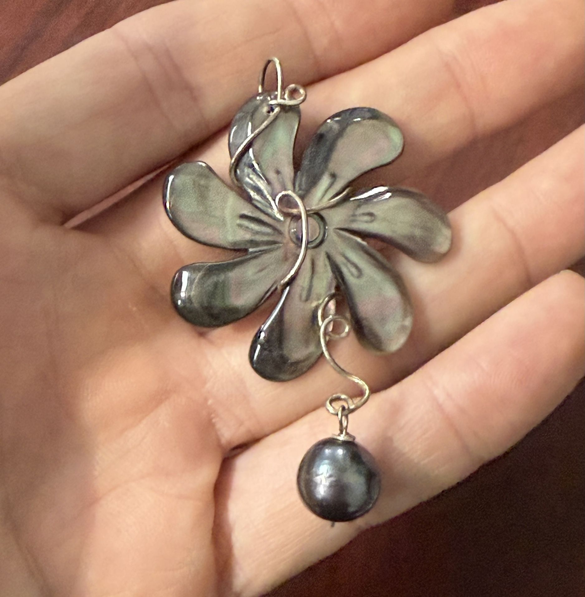 Mother Of Pearl Flower Pendant With Black Pearl