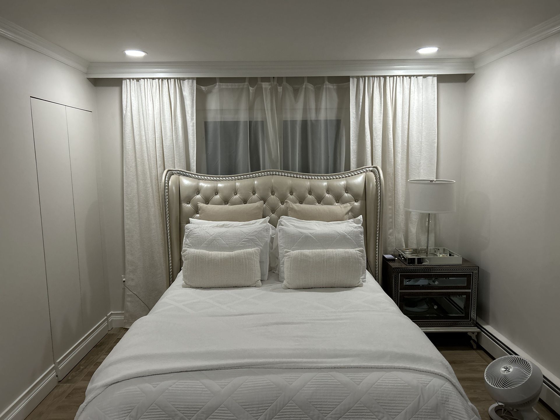 Michael Amini Hollywood Swank Queen Tufted Leather Bedroom Set - Creamy Pearl