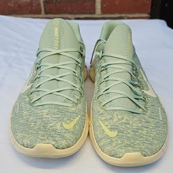 Nike Free Run 5.0 in the "Steam Olive Aura" colorway featur upper and a flexible. Size  11M