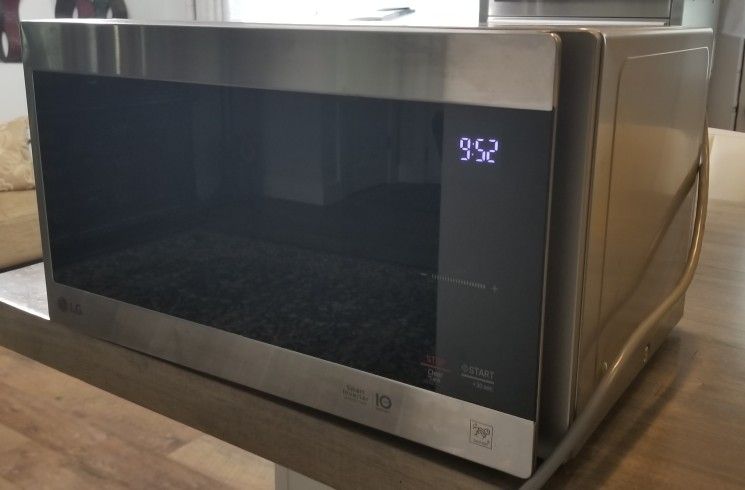 LG 0.9 cu. ft. NeoChef Countertop Microwave with Smart Inverter and EasyClean