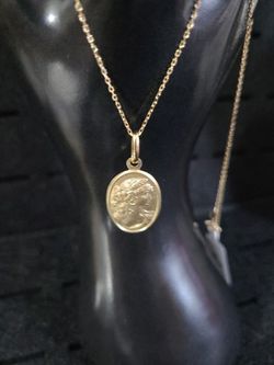 18k Gold Box Chain Necklace And Queen Elizabeth Pendant