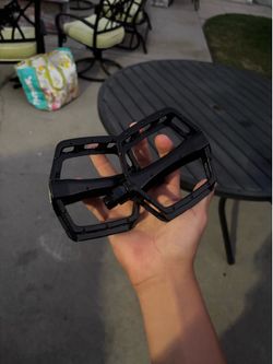 All black pedals works on everybike