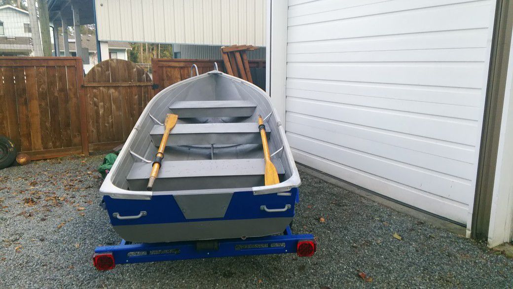 12 ft Starcraft aluminum boat and trailer