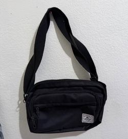 VINTAGE EVEREST CROSS BODY BAG BLACK