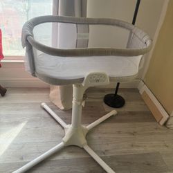 Beautiful Baby Bassinet By Halo It Plays Music And Rocks Your Baby To Sleep