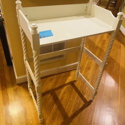 White stand