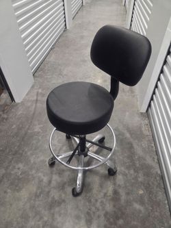 Industrial/shop stool or drafting stool with