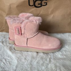 WOMEN SIZE 5 UGG BOOTS