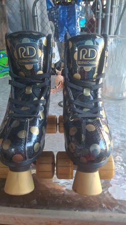 ROLLER SKATES 