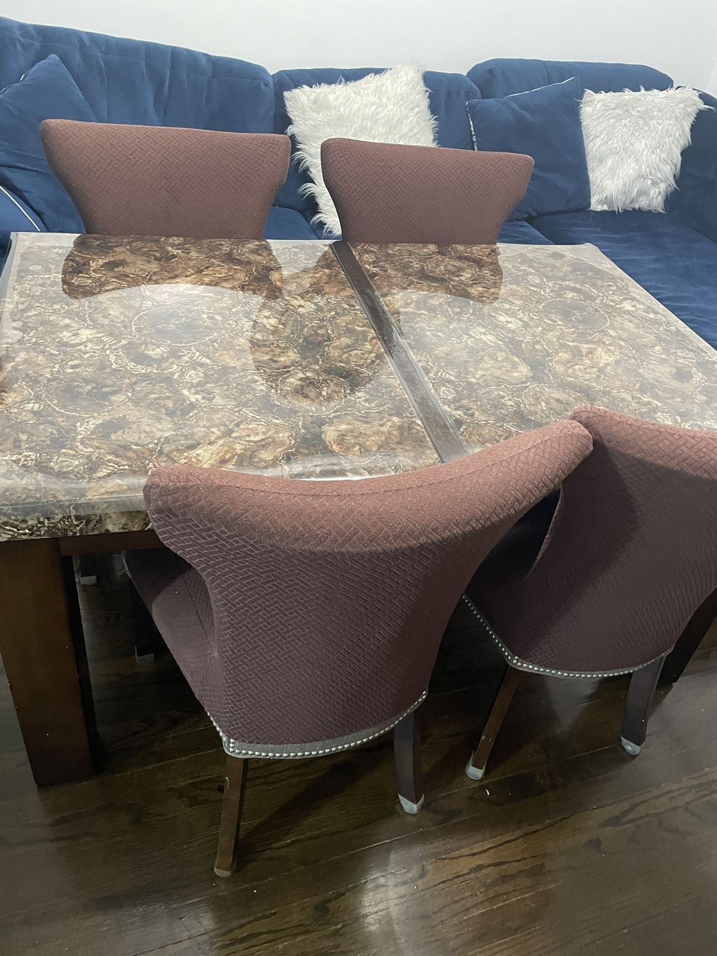 Dining room with set of 4 chairs - Delivery Available For Extra Money