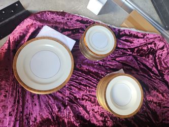 NORTAKE GOLD KIN CHINA SET OF 12 White and Gold Rimmed Porcelain Plate Set
