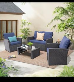 EarlGrove 4 -Piece Wicker Patio Conversation Set with Blue Cushions Included