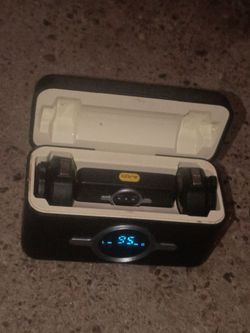 Microphone with magnetic clip and wireless transmitter to iphone