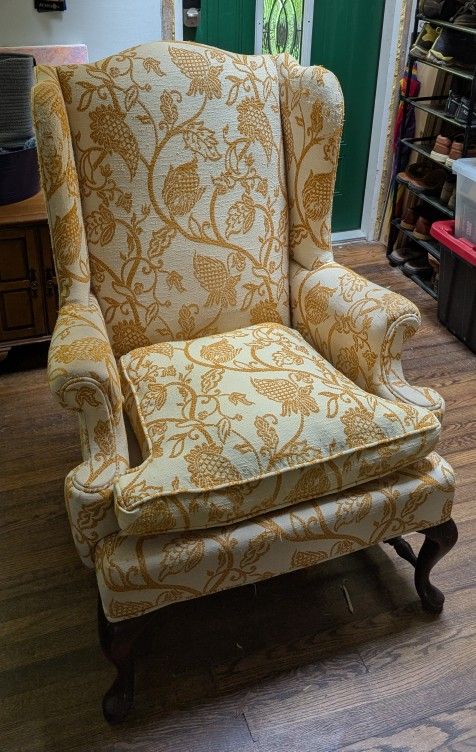 🍍 White & Gold Wingback Chair
