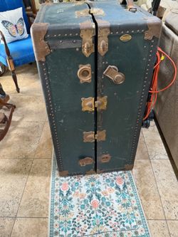 Vintage wonderrobe trunk