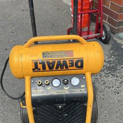 DEWALT 4.5-Gallon Portable Electric 200PSI Horizontal Air Compressor