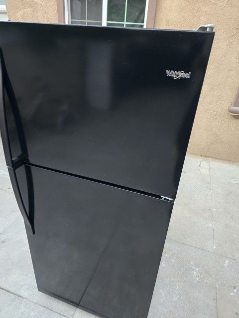 33x31x66 WHIRLPOOL FRIDGE 21CUFT BLACK 3MONTHS WARRANTY