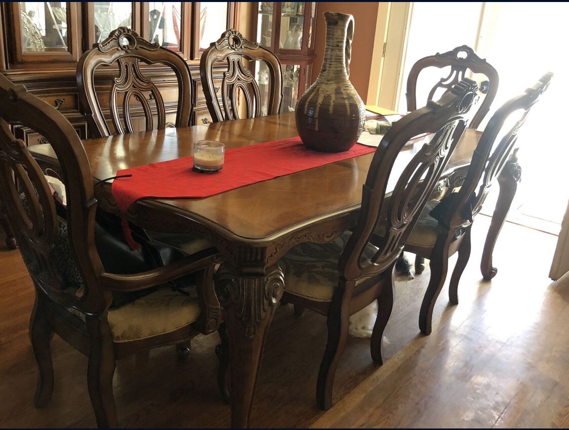 Dining room table and China. Excellent condition