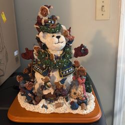 Boyd’s Bears Winter Sculpture 