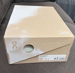 BRAND NEW On Cloudflyer 4 Women’s Shoes Size 7 ( Peach/Aloe) with original packaging.