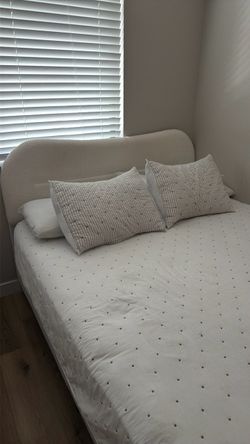 Upholstered Bed Frame with Curved Headboard nube