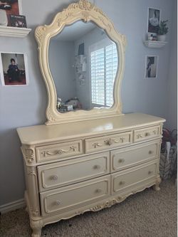 Dresser with seven drawers