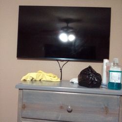 I'm selling a flat screen 60-in TV Samsung