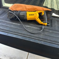 Dewalt 12amp Reciprocating Saw With A Rigid Zipper Case