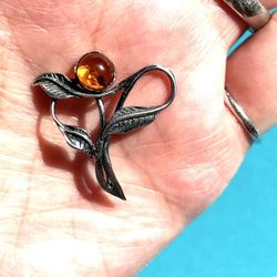 Vintage sterling silver flower pendant with Polish amber