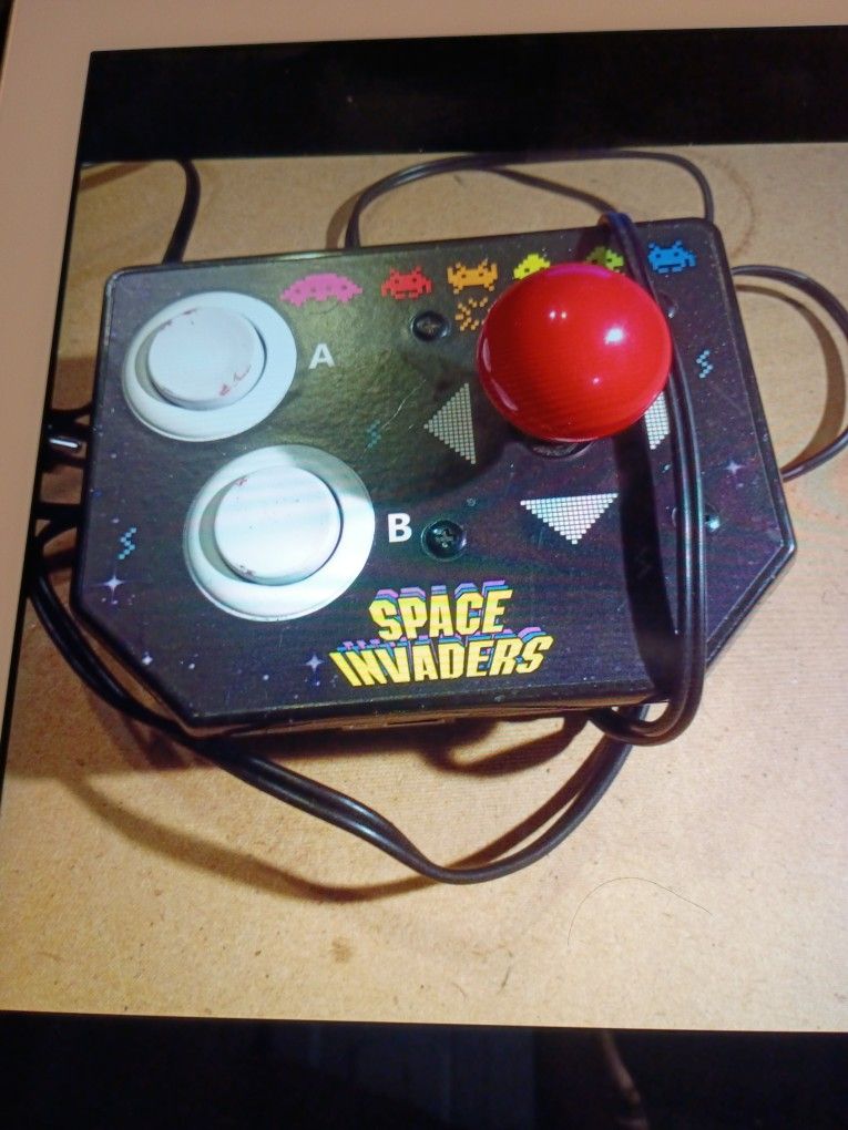 JAKKS PACIFIC. SPACE INVADERS PLUG "N" TV ARCADE RETRO VIDEO GAME
