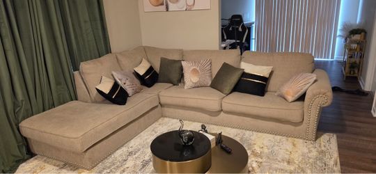 Large cream Sectional Sofa – Excellent Condition
