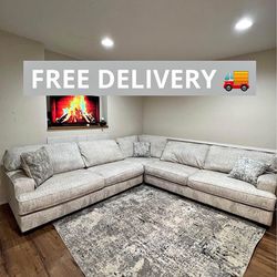 Large Clean Sectional Couch 🛋️- FREE DELIVERY 🚚 
