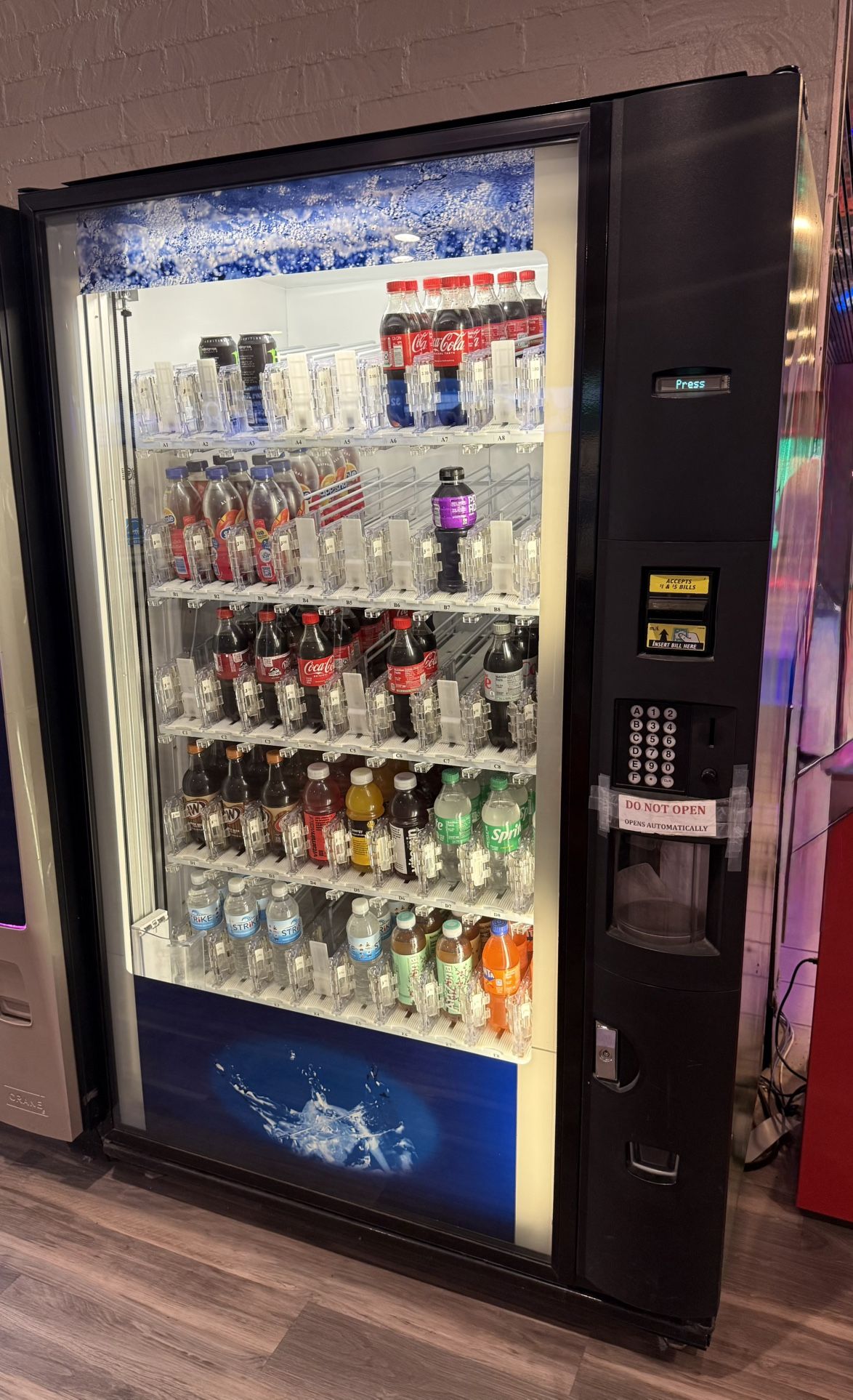 Dixie-Narco Bevmax 5800-4 Beverage Vending Machine