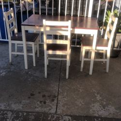 Mesa  Con 3 Sillas Gratis.