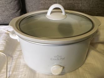 Crock pot 4 qt size slow cooker in like new condition Thumbnail