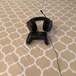 Nintendo Gaming Set ( Headphones And Controller) 