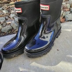 Rainy days get even cooler in the Hunter Grace boots. Featuring a lightweight design, a comfort footbed and they are 100% waterproof ensuring your lit