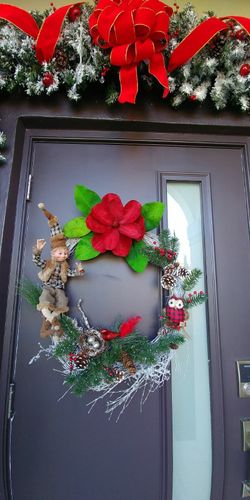 Lighted Professional luxurious christmas holiday wreath. 24 inches with lights and resin elf. $60. Coronas de navidad profesionales