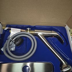 Single handle, pull out sprayer, kitchen faucet and stainless steel.