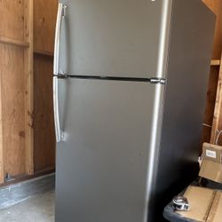 Top Freezer GE Refrigerator in Fingerprint Resistant  66 H  x 31 D x 31 W