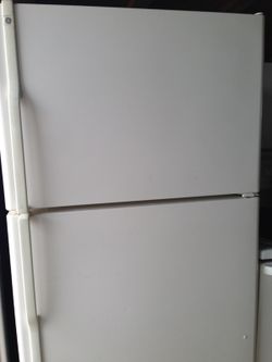 Ge refrigerator with ice maker