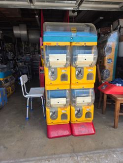 4x Tomy gashapon machines with top display case