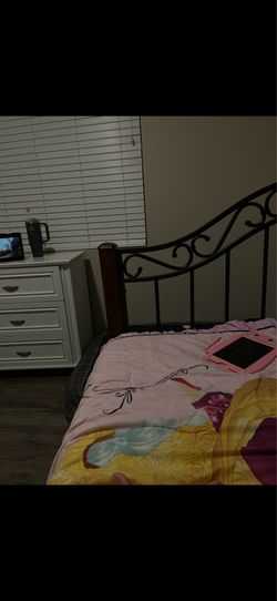 Tubular twin day bed