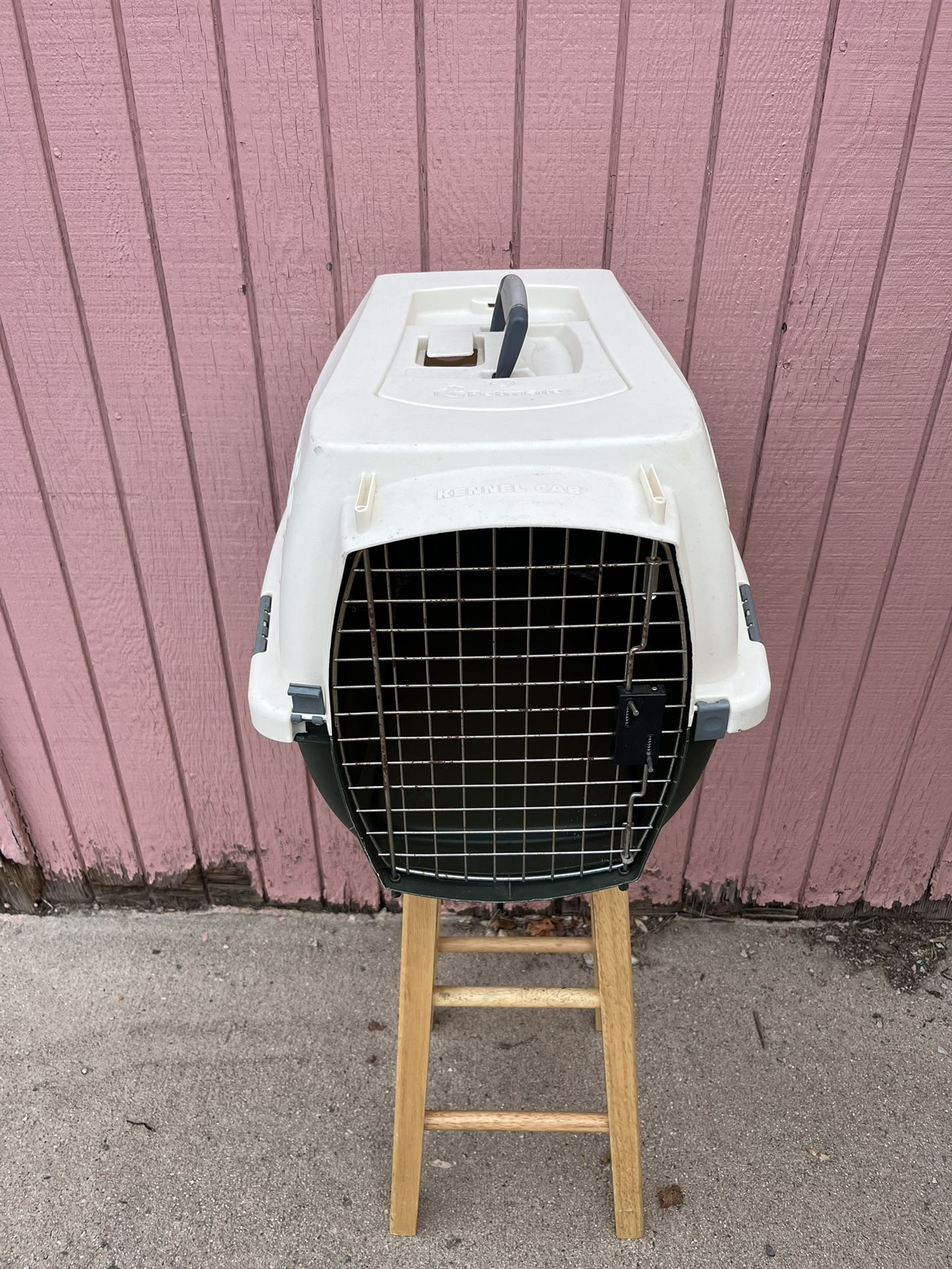 Kennel, 24.1" L X 16.7" W X 14.5" H