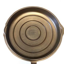 Chipped Hinged Lid - Griswold Cast-Iron Top Hinged Lid 2598 Fit A No.8 Skillet Bottom