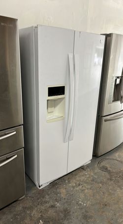GE Side by Side Refrigerator with Ice Maker