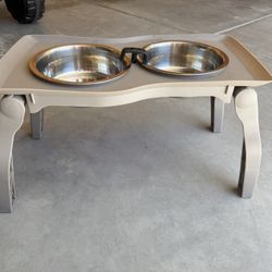 Foldable pet feeder