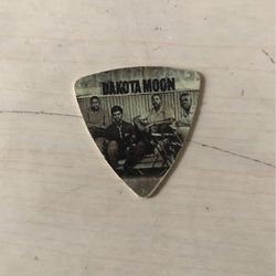 Dakota Moon Guitar Pic